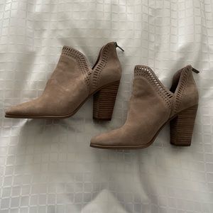 Vince Camuto size 9.5 Taupe booties